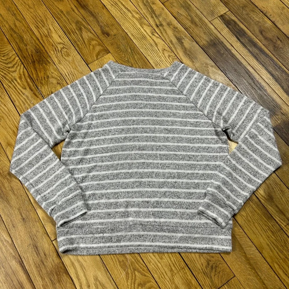 Disney World Mickey Mouse Gray Crewneck Sweater Mickey Mouse Kids Size XL‎